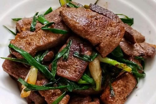  猪肝|炒猪肝要不要焯水？很多人做错，学会这方法，猪肝滑嫩不老