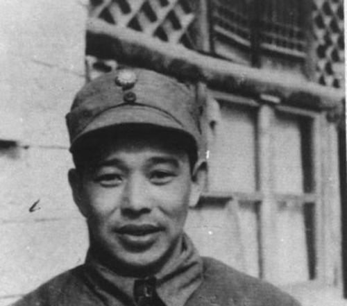 授衔|他俩授衔没按规定来,一个评级高的授衔低,另一个评级低授衔不低