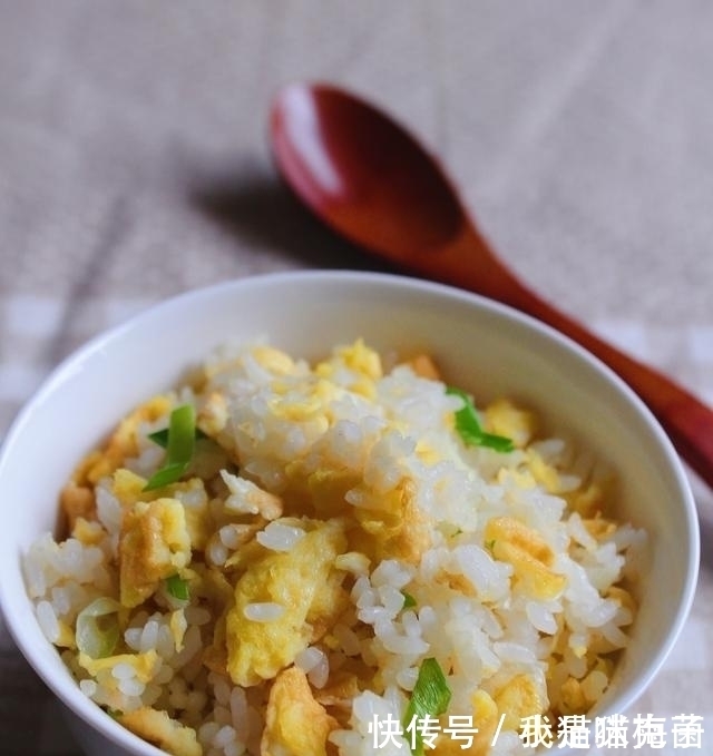 鸡蛋炒饭是先炒鸡蛋还是炒饭,教你正确的方法,米粒清,太香了