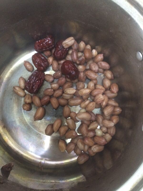 炖猪蹄汤时,千万不要直接炖!如果少了这1步,猪蹄臭味非常重