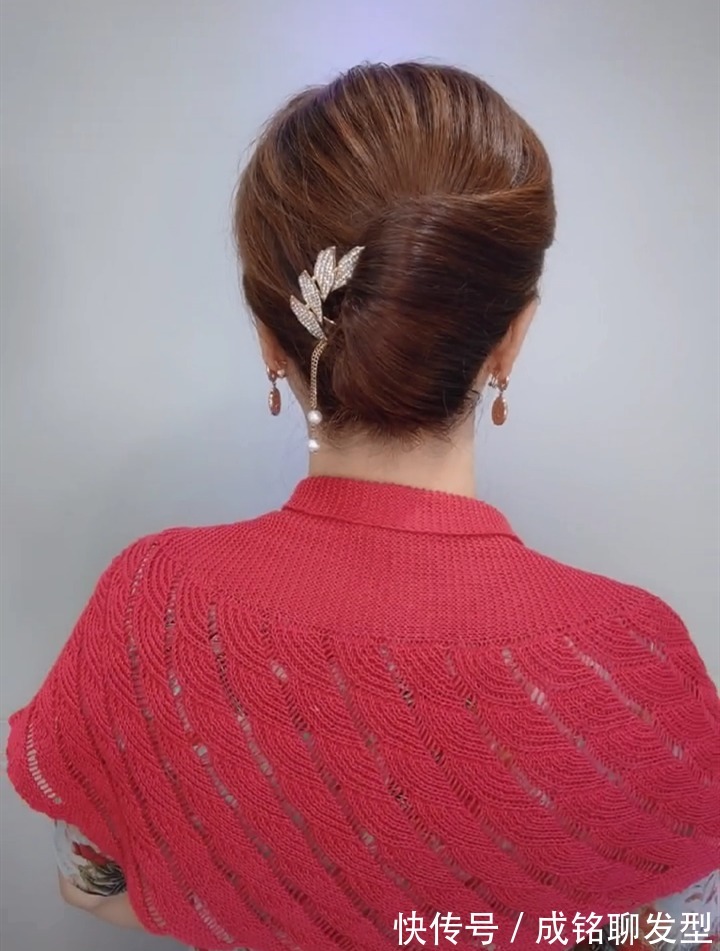 盘发|留长发的中老年人别再披头发了,装嫩又没气质,盘起来时髦又减龄