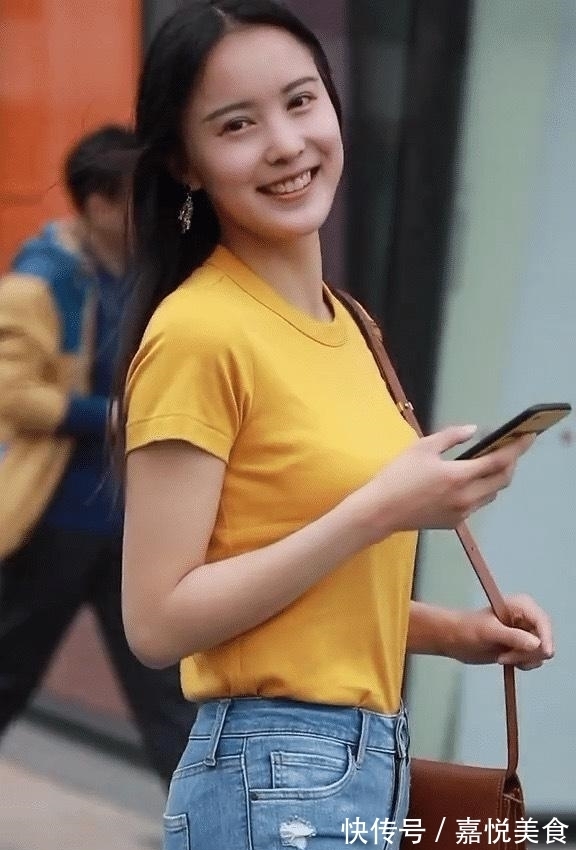 牛仔裤|圆领T恤搭配紧身牛仔裤,清新又乖巧,日常穿搭的首选新宠