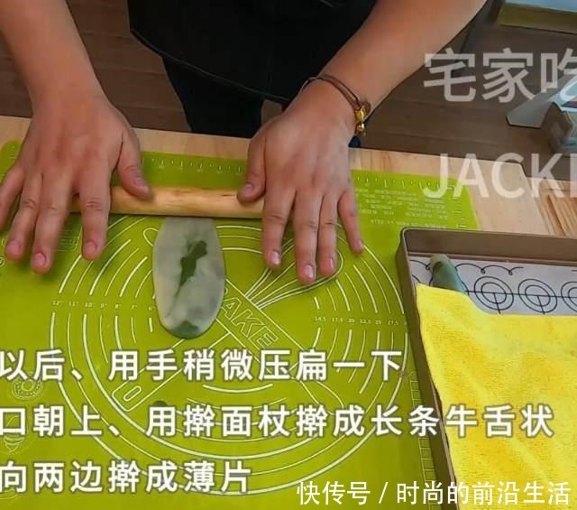 奶黄椰蓉桃花酥，需要“一点”耐心的小甜品