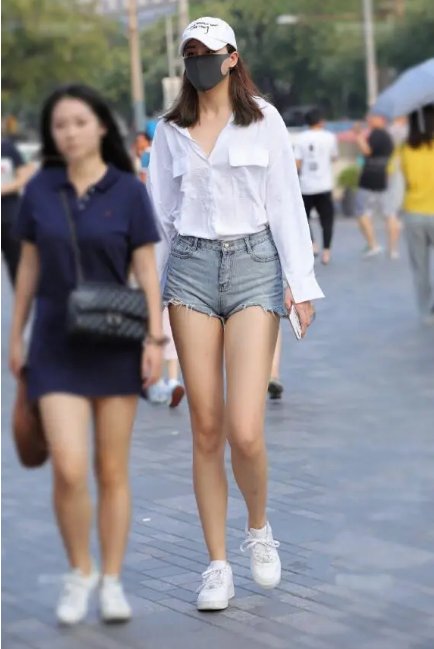 白衬衫加牛仔短裤，窈窕高挑，清爽又美丽