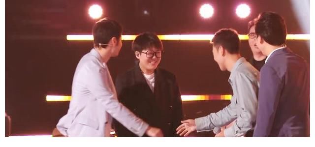 好声音|“小二班”首战失利，铁柯楠的演唱导师热泪盈眶，无奈被评委淘汰