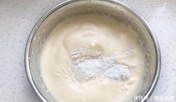 蓬松暄软老式蛋糕做法,不用水一锅出12个,几十年吃不腻