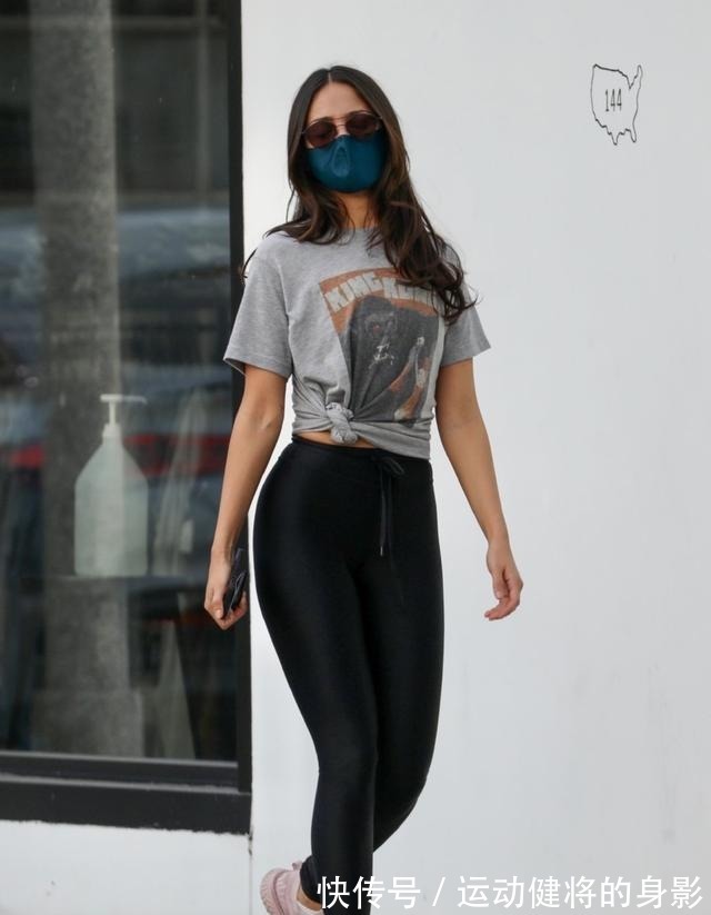 墨西哥|艾莎·冈萨雷斯穿灰色T恤搭黑色无痕裤,长发披肩,太有健美风情