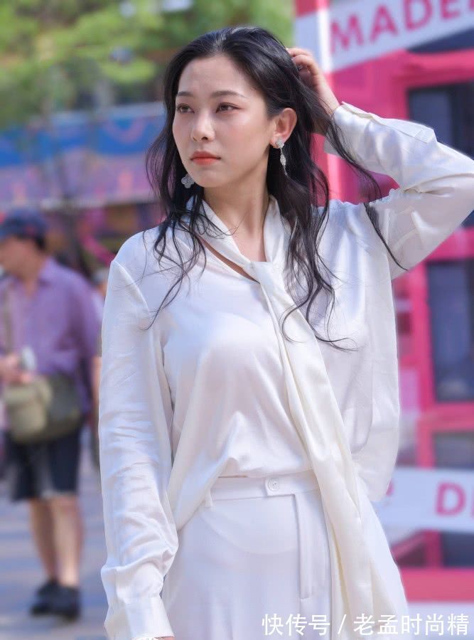 辣妈 时尚辣妈穿上职业装,整个人都散发着自信的气场,美极了