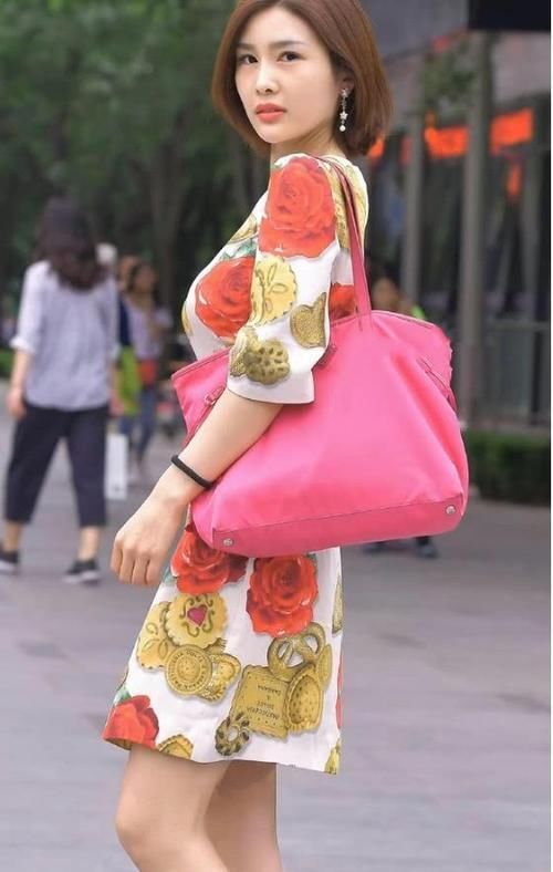 搭配|白色印花连衣裙搭配高跟凉鞋,一头齐肩短发凸显精致干练的气息