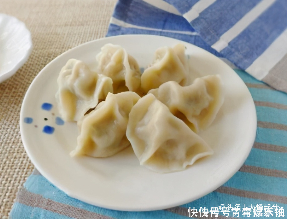 鲜嫩|白菜饺子拌馅时，有1步做好了，馅料不出水，出锅鲜嫩多汁好吃