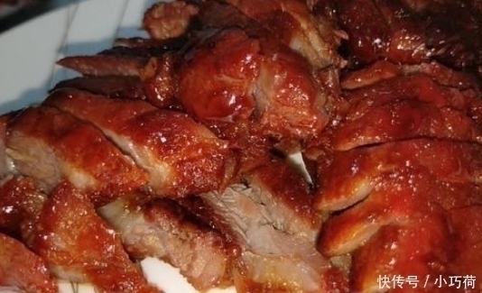 媳妇把整块五花肉放进电饭煲,半个小时后比烤肉还香,家人抢着吃