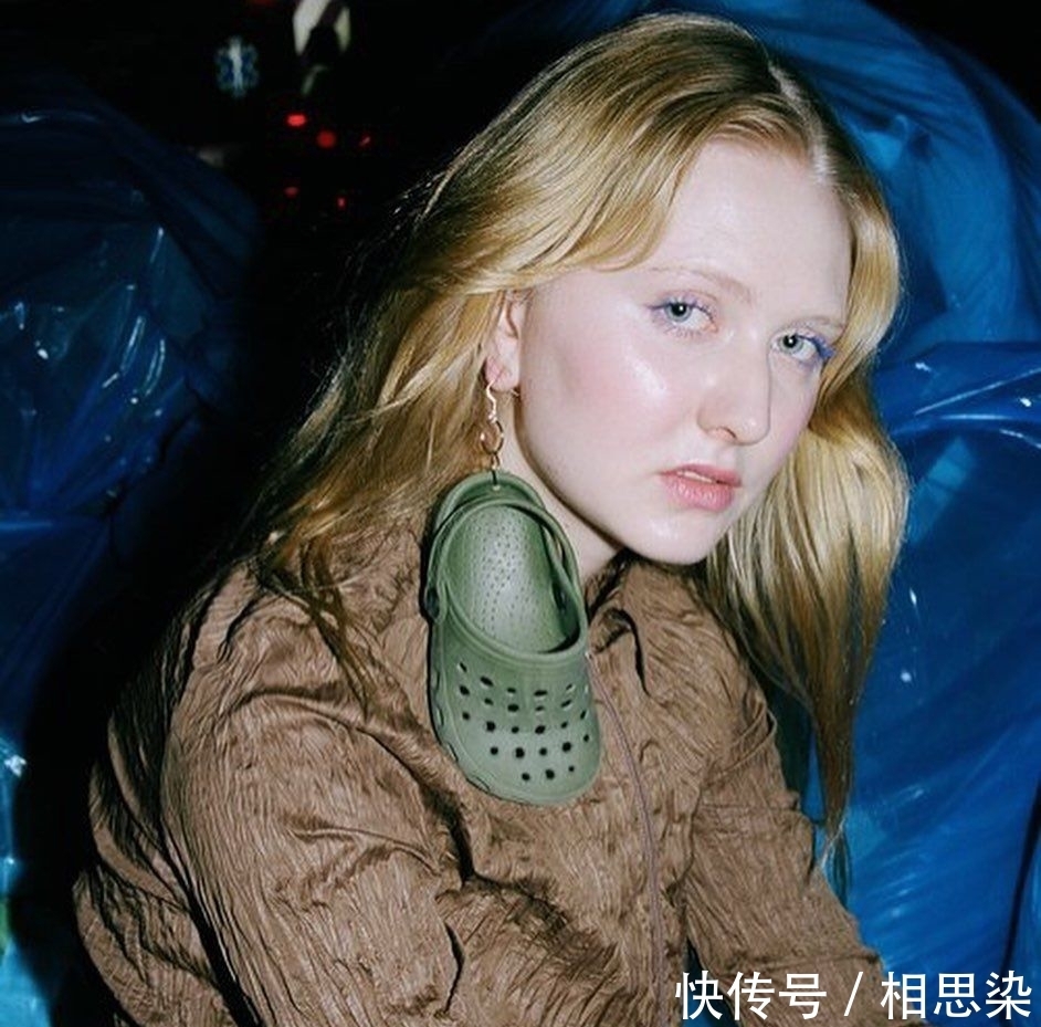 法棍包 凭画风清奇登上热搜,这些“洞洞鞋耳环”跟法棍包包,你敢买吗?