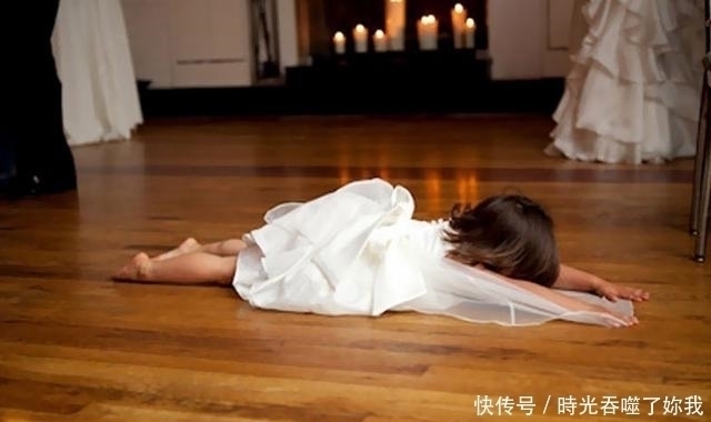 婚礼上所有人都一本正经,花童们却很任性