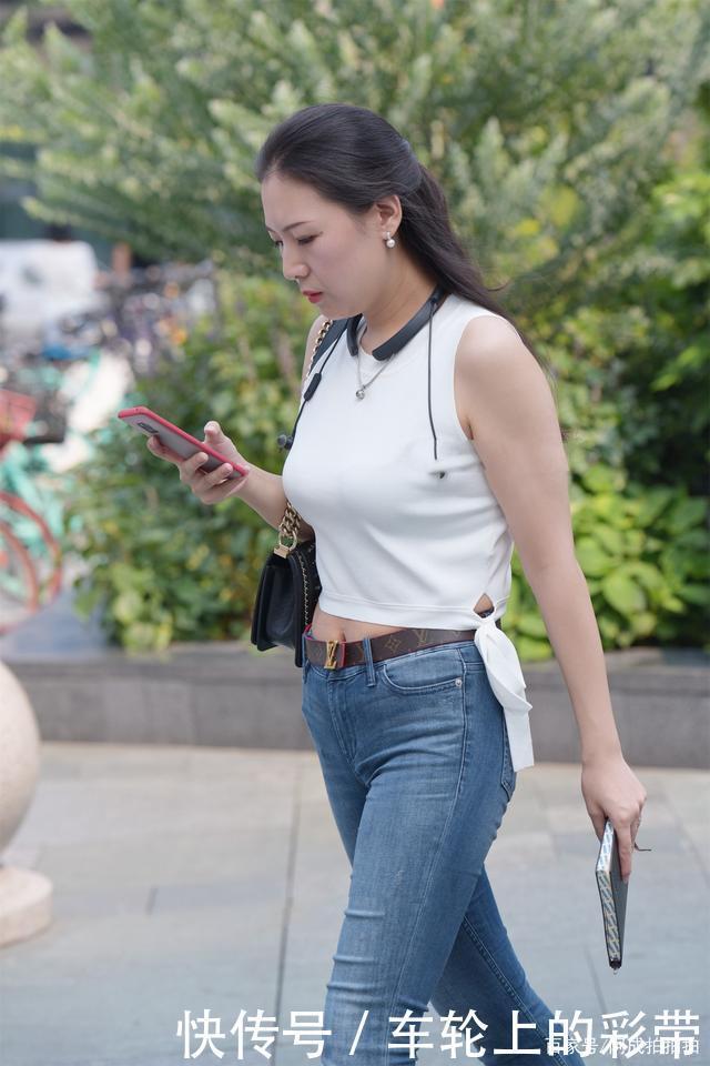  牛仔裤|白色背心搭配牛仔裤，简单大方又得体