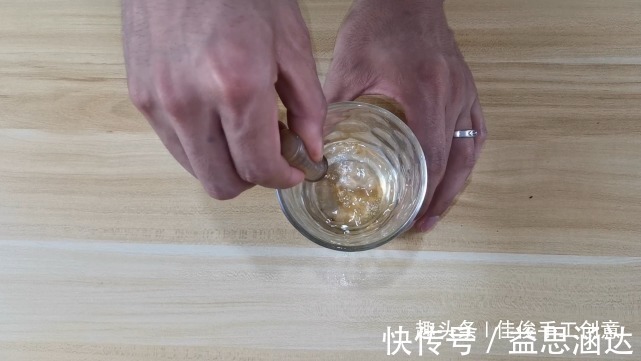 白醋|把藿香正气水滴在白醋里，搞定了生活中的困扰，解决你的难题！