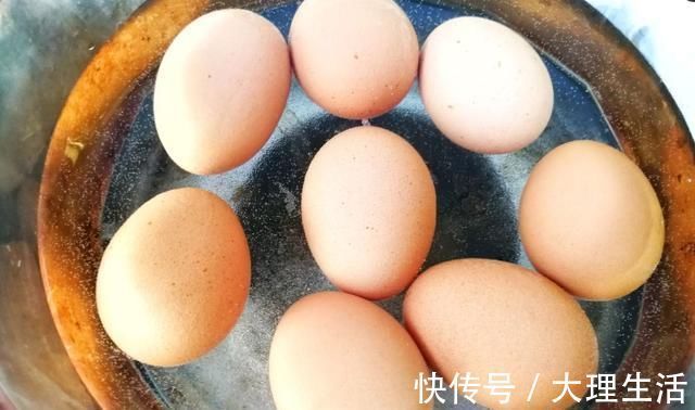 鸡蛋|煮鸡蛋，有人加盐，有人放醋，早餐店老板教你6招，鲜嫩易剥壳