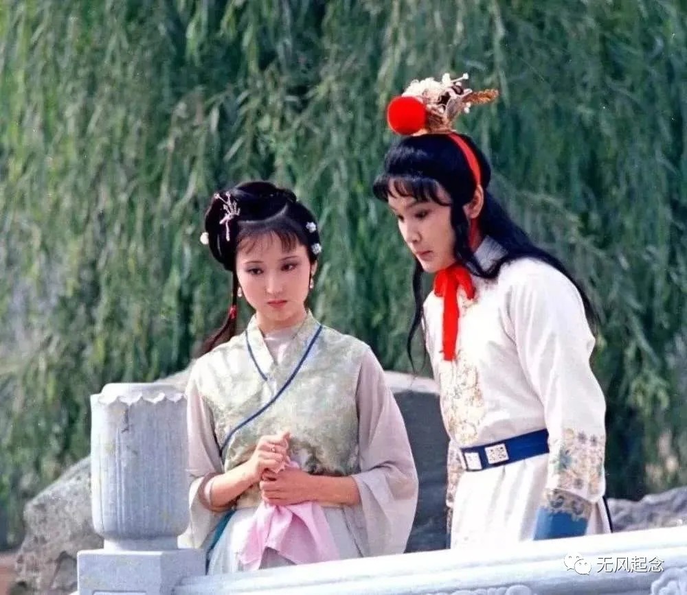 林妹妹&贾宝玉明明喜欢林黛玉,为什么看到薛宝钗的胳膊之后,却呆住了?