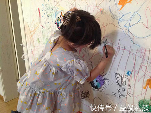 墙壁|9岁男孩给客厅墙壁手绘壁纸,来客赞不绝口,网友:老天爷赏饭吃