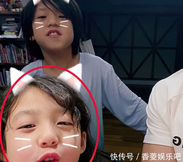 追星女孩 小泡芙女大十八变,8岁美成整容模板,和嗯哼越来越有cp感了