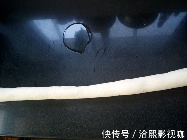 超快手的早餐油炸饼，开水一烫，空心鼓泡，外脆内软比油条还好吃