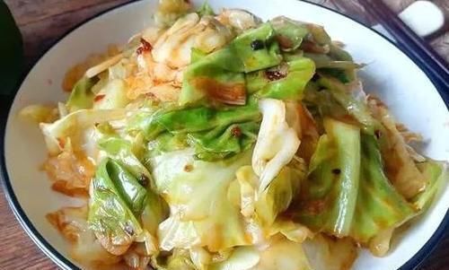 蒸鸡肉|周六推荐菜谱：胡萝卜蒸鸡肉 青椒牛肉丝 黄豆芽炒粉条 香辣炒包菜