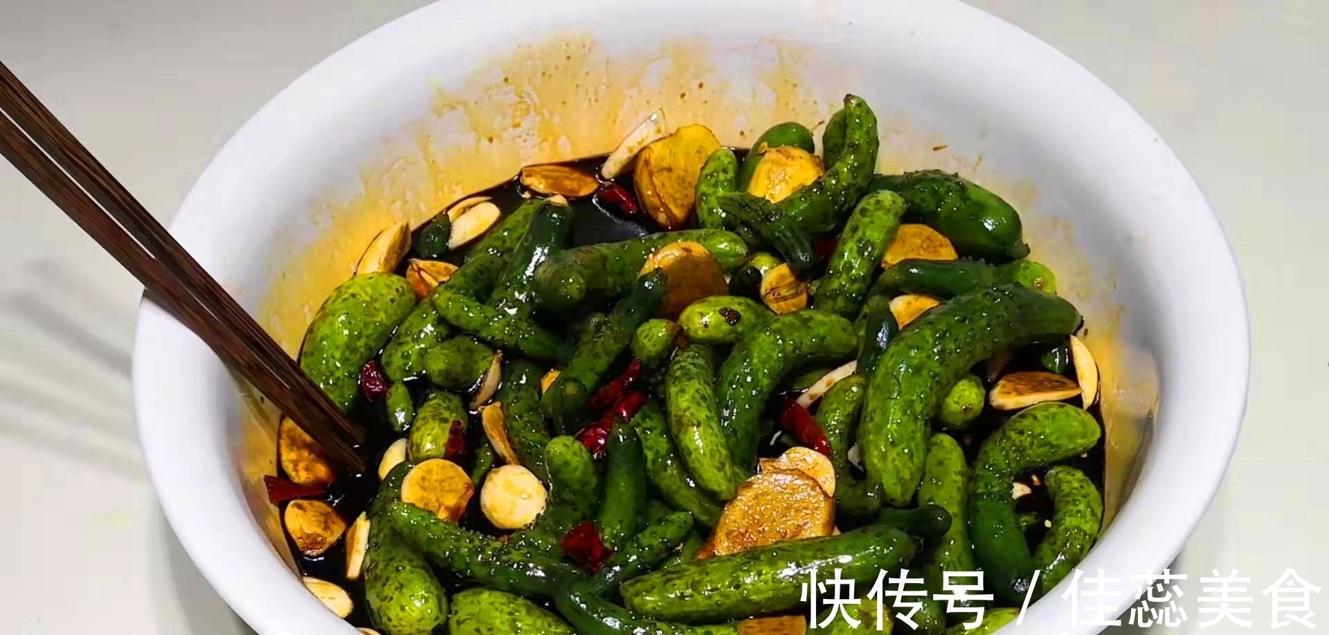 腌黄瓜好吃有秘诀，一天就能吃，香脆爽口又开胃，比吃肉还过瘾