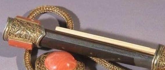 名门望族!少女偷她奶奶“剔骨刀”鉴宝, 鉴定时专家哆嗦忙问: 大小姐您是?