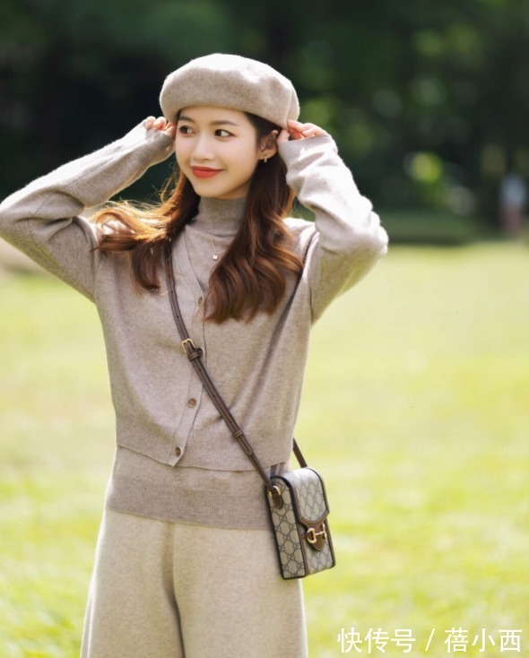 牛仔裤|秋冬不流行露脖子,建议多穿“高领衫”,搭配西装、牛仔裤真高级