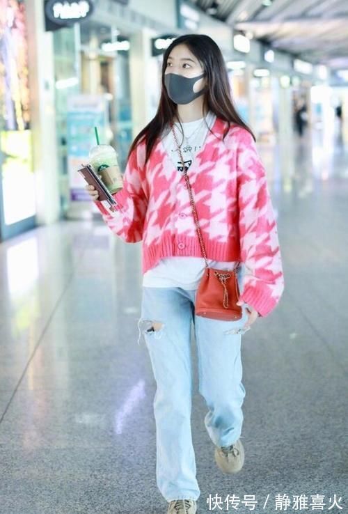 林允 小姐姐穿粉红色开衫毛衣,尽显青春活力,不失甜美可爱