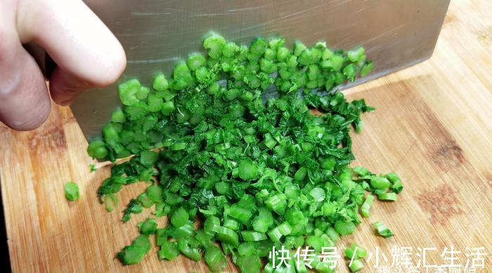 营养物质|很多人只吃根茎,其实叶子才是宝贝,配豆腐上锅一蒸,营养又好吃