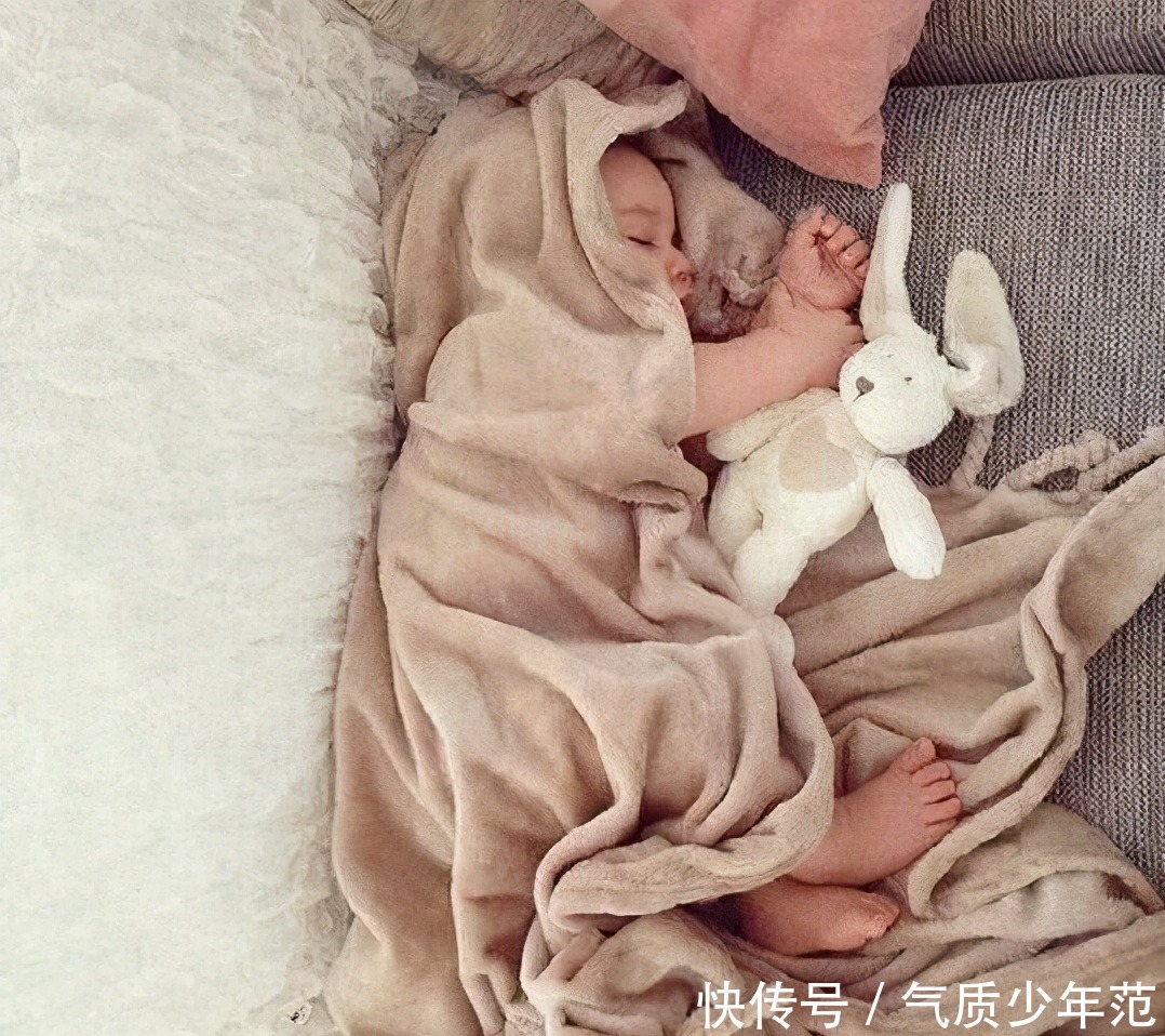 穿衣|新生儿宝宝究竟是怕冷还是怕热?盖被、穿衣有门道,准妈妈早知道