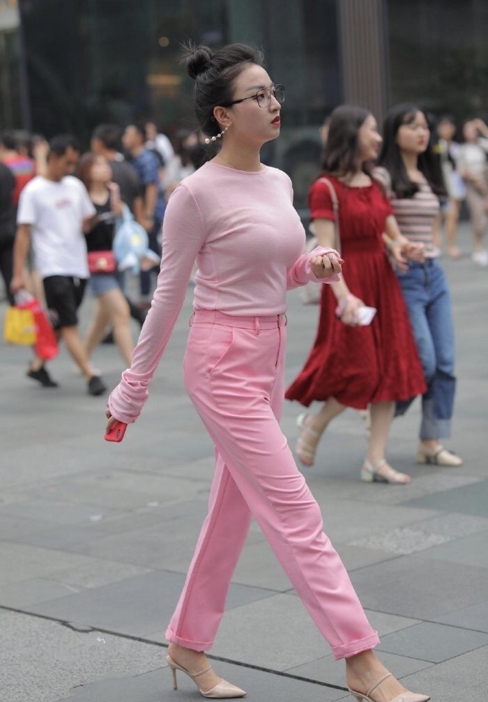 素色套装又“火”了！身穿长T搭配休闲裤逛街，看着让人心动