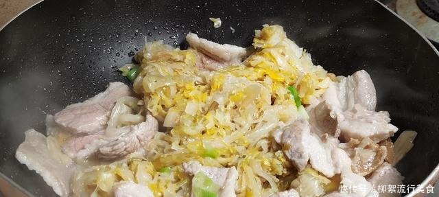 一到冬天,就爱吃这道东北“炖菜”,酸爽开胃,吃起来解馋又保暖