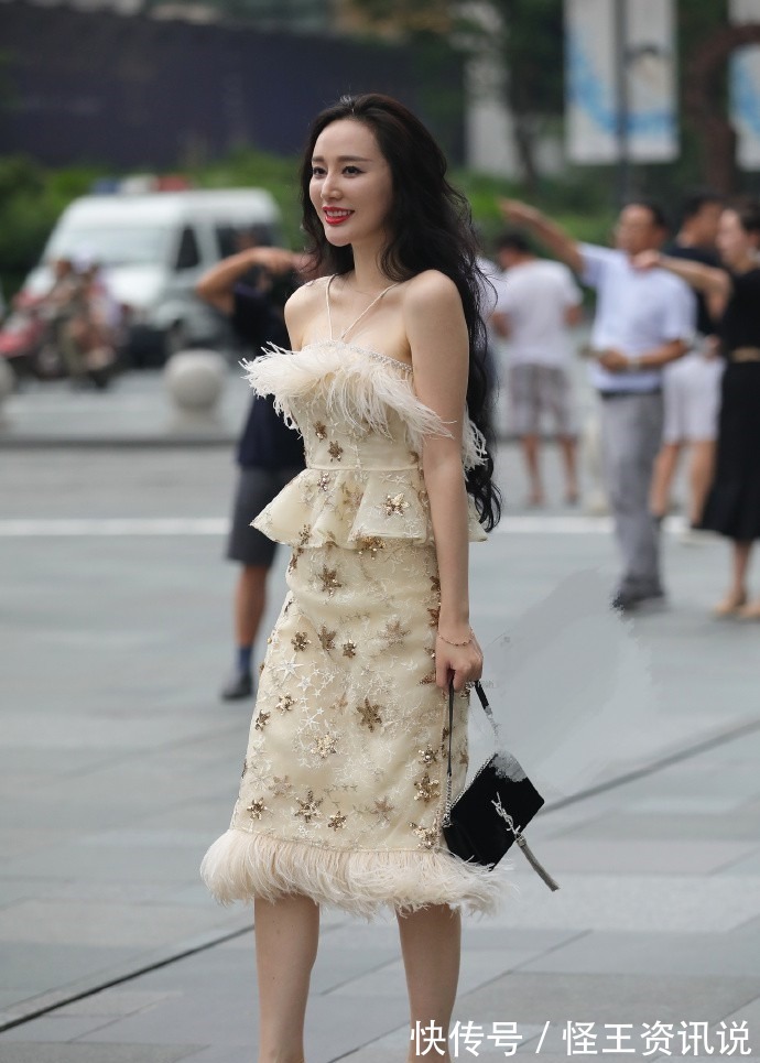 穿衣风格 姐姐穿衣风格真大胆,一件个性又复古的套裙,营造贵妇的气质!