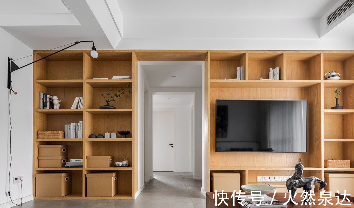 书墙|200㎡原木自然风,餐岛一体+超大书墙,住着温馨的一家四口
