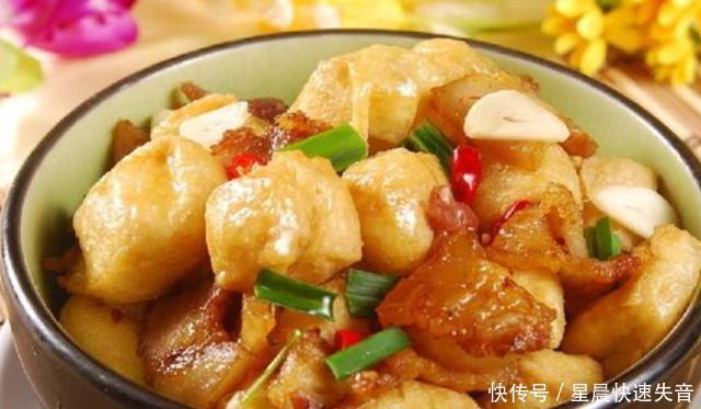 大葱放进去|立冬后,油豆腐和它绝配,香嫩爽口,没肉也香,1周不够吃