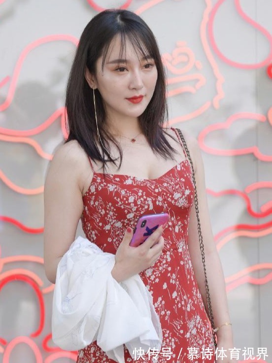 高跟鞋 纯色连衣裙过时了,今年流行的是印花裙,穿上也太美了吧