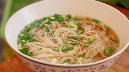 高血脂疾病|血脂偏高的人，不能吃面条吗？想要血脂平稳，建议少吃三种素食