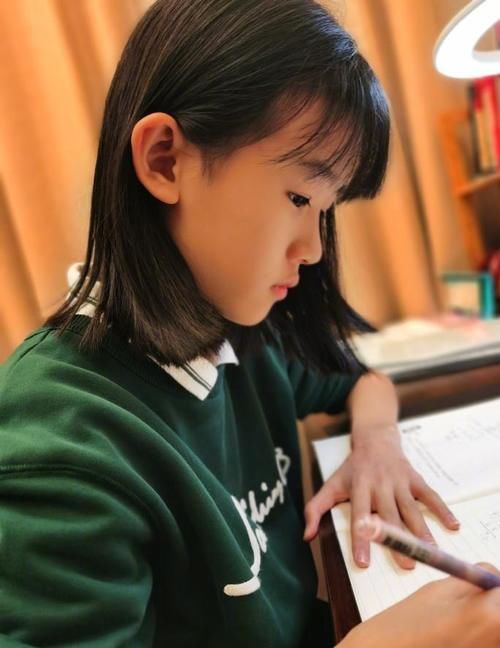 作业|陆毅晒照庆祝爱女生辰，12岁贝儿庆生也不忘写作业，太懂事