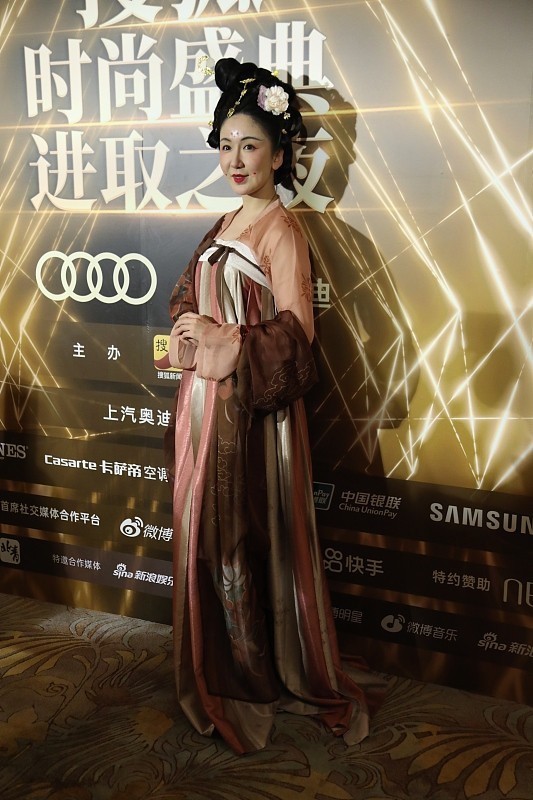 齐胸襦裙@娄艺潇真是“不走寻常路”, 一袭汉服让人领略盛唐之美, 超惊艳