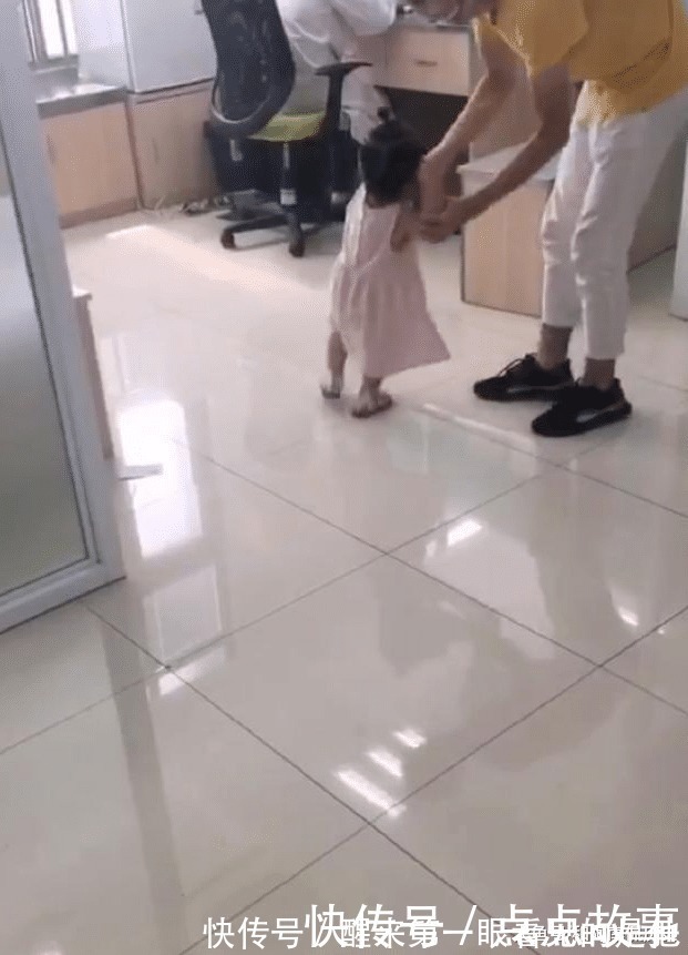 萝莉|3岁萝莉打完针越想越委屈,气冲冲找医生“算账”,网友萌翻了