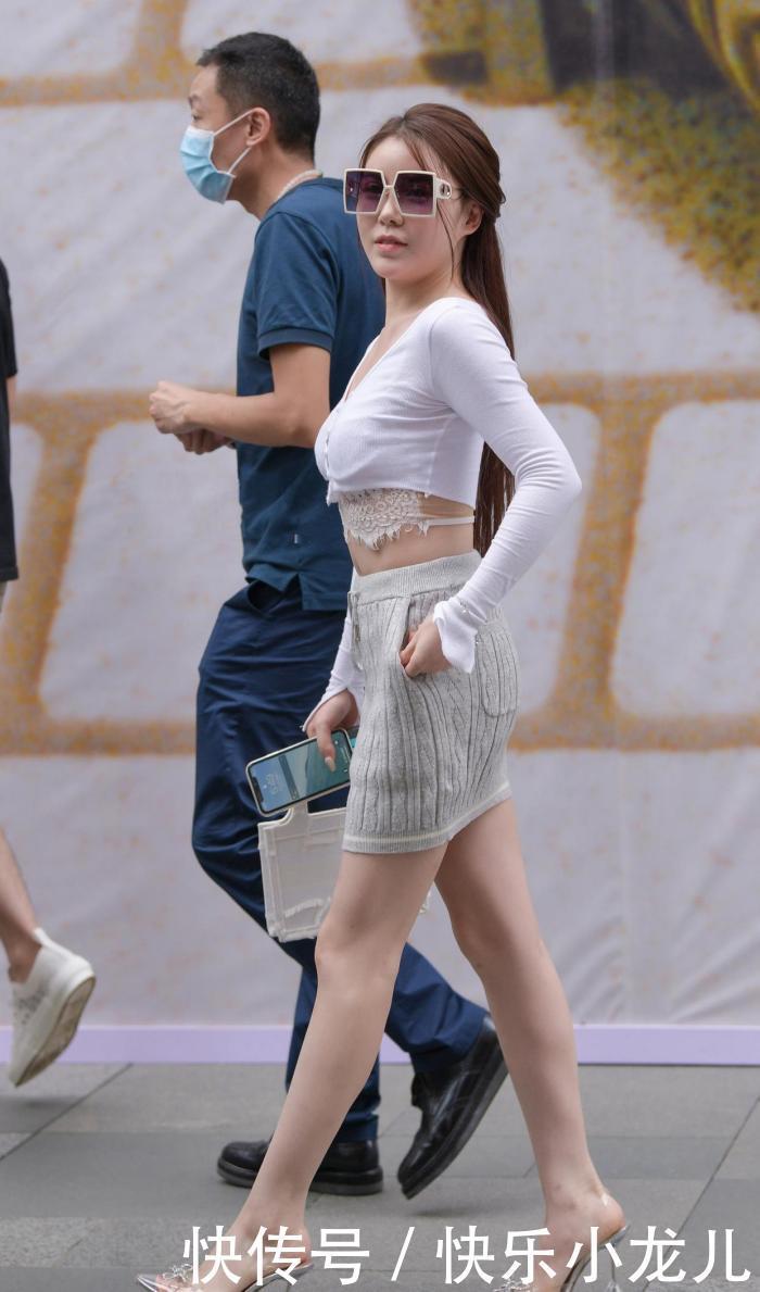 微胖美女,针织半身裙搭配水晶高跟鞋,韵味十足