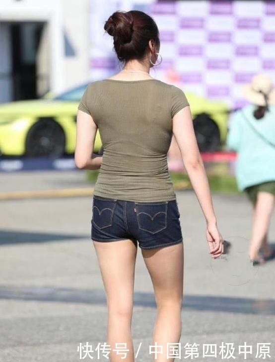 清新又时尚的小姐姐,凸显性感身姿,炫出自身的魅力