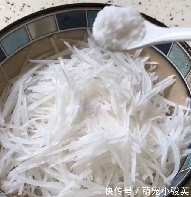 白萝卜|入春后,遇到它我必买30斤,用来做成丸子Q弹又爽口,才9毛钱一斤!