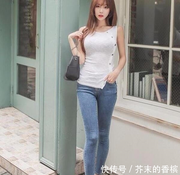 显得非常|街拍:清爽可人的妹子,凹凸曼妙,时尚穿着让人一见钟情!