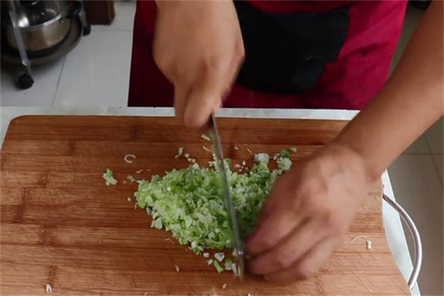 教你在家做千层葱花饼,做出来葱香味十足,层层酥脆,太香了