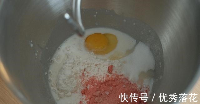 台湾草莓鲜奶油生乳包！