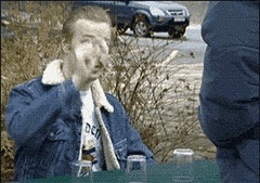 |搞笑GIF：来来来，师傅抽根烟！你跟我说说你是怎么开上去的？