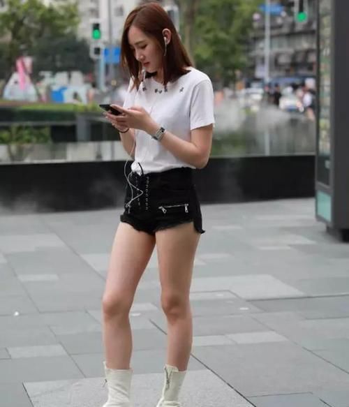 t恤|白色短袖T恤，搭配深色牛仔潮裤，尽显夏日女人味