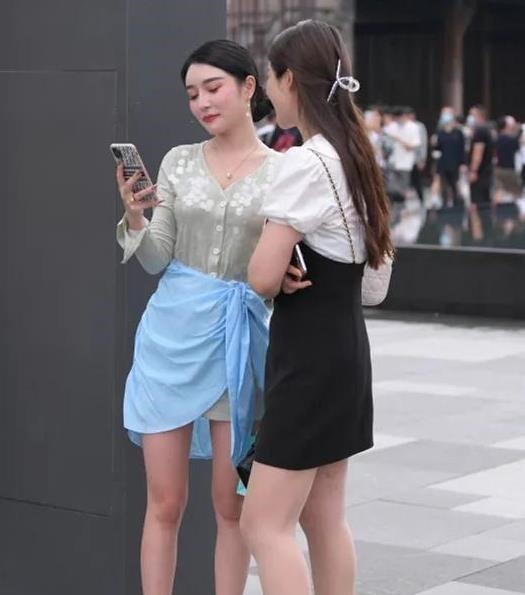 衣饰 美女一看就不是普通人，气场十足，不亏为名门贵族的千金大小姐